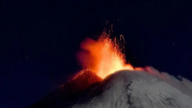 Continua sull'Etna l'attività eruttiva di tipo stromboliano dal cratere di Sud-Est confinata all'area prossimale, variabile sia per intensità che per frequenza di accadimento delel esplosioni . ANSA/Orietta Scardino