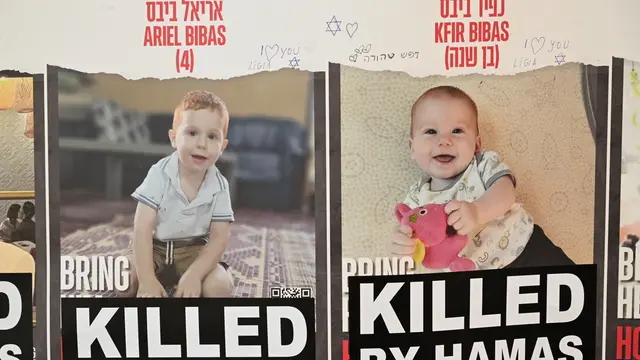 I due fratelli, Kfir e Ariel Bibas, dei quali sono stati restituiti ieri i corpi, sul murales con le foto degli ebrei vivi, morti e ancora ostaggi di Hamas al Ghetto di Roma, 21 febbraio 2025. ANSA/MAURIZIO BRAMBATTI