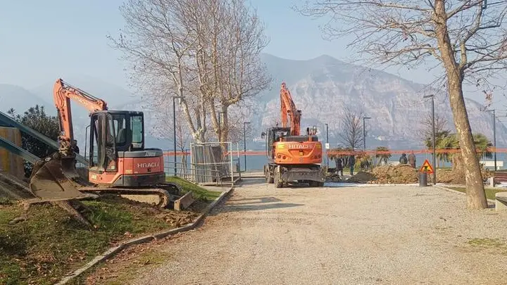 A Iseo iniziati i lavori al Lido dei Platani - © www.giornaledibrescia.it