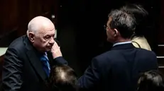 Il ministro della Giustizia Carlo Nordio (S) con Il ministro dei Rapporti con il Parlamento Luca Ciriani in aula alla Camera durante il voto di fiducia sul Dl Ponte sullo Stretto, recante disposizioni urgenti per la realizzazione del collegamento stabile tra la Sicilia e la Calabria, Roma, 16 maggio 2023. ANSA/ANGELO CARCONI