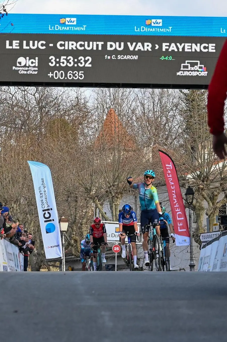 Ciclismo, Scaroni trionfa in Francia