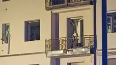 Un dettaglio della facciata della palazzina dopo l'esplosione - © www.giornaledibrescia.it