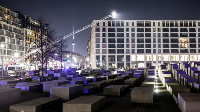 epa11913998 Police near the Holocaust Memorial in Berlin, Germany, 21 February 2025. A man was seriously injured after being stabbed with a sharp object near the Holocaust Memorial in Berlin on 21 February evening. The injured man was taken to hospital and an investigation is ongoing at the crime scene. EPA/CHRISTOPHER NEUNDORF