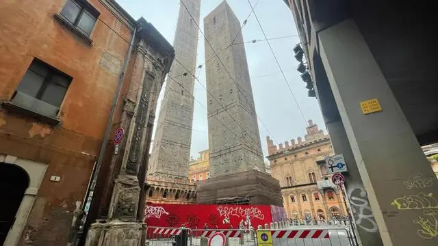 La Torre Garisenda e la Torre degli Asinelli in centro a Bologna, 30 ottobre 2023. ANSA/LEONARDO NESTI