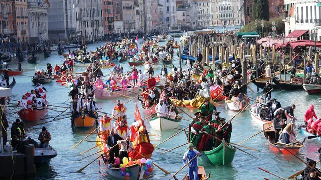 Vogatori travestiti in costumi carnevaleschi remano barche tradizionali durante la sfilata della Pantegana sul Canal Grande, in apertura del carnevale veneziano dedicato al “ Tempo di Casanova “, Venezia 16 febbraio 2025. ANSA/ANDREA MEROLA