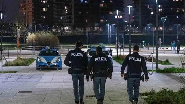 Ragazzo aggredito a coltellate davanti il centro commerciale Merlata Bloom, Polizia Di Stato sul posto, Milano, 21 Febbraio 2025, Ansa/Andrea Fasani