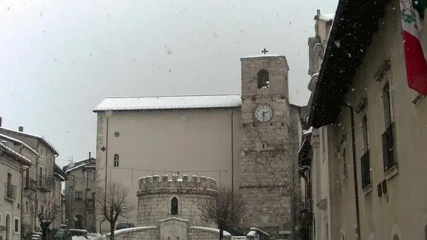 L'immagine da una webcam mostra la prima neve a media quota sull'appennino abruzzese ad Opi (L'Aquila), 25 novembre 2013. ANSA