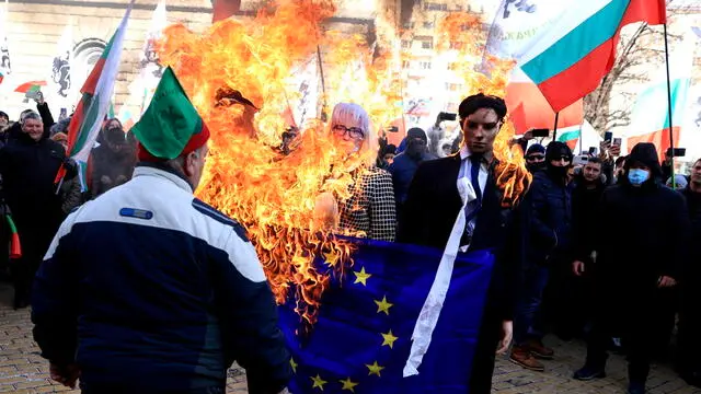 epa11915368 Demonstrators set mannequins and an EU flag on fire during a protest in front of the Bulgarian National Bank, in Sofia, Bulgaria, 22 February 2025. The protest, called by the Revival (Vazrazhdane) party, is against Bulgaria's entry into the Eurozone and adoption of the euro planned for 2026. EPA/VASSIL DONEV