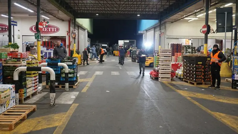 - Un momento della giornata all'ortofrutta, che inizia prima dell'alba - © www.giornaledibrescia.it