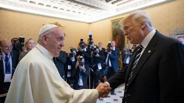 epaselect epa05985819 A handout picture provided by the Vatican newspaper L'Osservatore Romano shows Pope Francis (L) meeting with US President Donald J. Trump (R), during a private audience, at the Vatican, 24 May 2017. Trump is at the Vaican and in Italy on a two day visit, ahead of his participation in a NATO summit in Brussels on 25 May. EPA/OSSERVATORE ROMANO/HANDOUT HANDOUT EDITORIAL USE ONLY/NO SALES