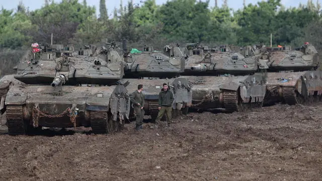 epa11745188 Israeli tanks parked in a field upon returning to Israel following a ceasefire with Hezbollah, in Metula, northern Israel, 28 November 2024. A 60-day ceasefire agreement between Israel and Hezbollah came into force on 27 November. EPA/ATEF SAFADI