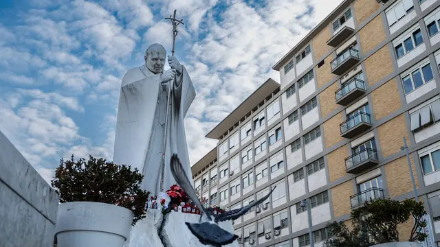 The statue of John Paul II at the entrance of the Agostino Gemelli Hospital where Pope Francis is hospitalized to continues his treatments for bilateral pneumonia, in Rome, Italy, 23 February 2025. ANSA/GIUSEPPE LAMI