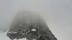 La cima del Pizzo Camino nella nebbia (foto di archivio)