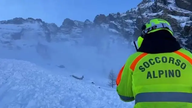 Un fermo immagine tratto da un video mostra i soccorsi a seguito della valanga che si è verificata sopra Trasquera, in val Divedro nel Verbano-Cusio-Ossola, 12 gennaio 2025. Tre persone sono morte. ANSA/ SOCCORSO ALPINO +++ ANSA PROVIDES ACCESS TO THIS HANDOUT PHOTO TO BE USED SOLELY TO ILLUSTRATE NEWS REPORTING OR COMMENTARY ON THE FACTS OR EVENTS DEPICTED IN THIS IMAGE; NO ARCHIVING; NO LICENSING +++ NPK++
