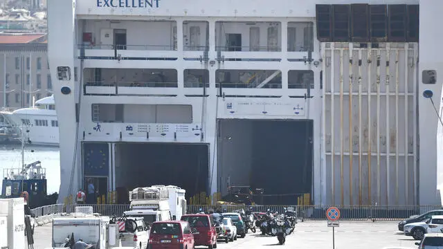 Traghetto Excellent della Grandi Navi Veloci fermo nuovamente nel porto di Genova a causa di problemi tecnici. Doveva partire ieri sera, ma i circa 600 passeggeri partiranno questa sera sul traghetto Superba . Genova, 20 agosto 2021. ANSA/LUCA ZENNARO