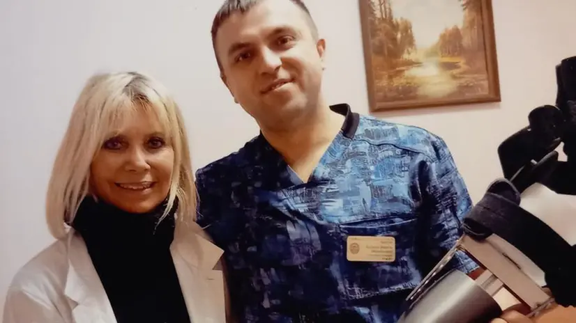 Antonella Bertolotti consegna una protesi