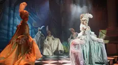 Cantanti e danzatrici in costumi colorati mentre si esibiscono durante il dinner show della trentunesima edizione del Ballo del Doge, la notte tra il 10 e 11 febbraio 2024, alla Scola Granda della Misericordia. Il titolo della edizione odierna delBallo del Doge è “Carnival Obsession”, con quadri di animazione ispirati alle Stanze di Pulcinella dipinte dal Tiepolo, sulla direzione artistica della regista e fashion designer veneziana Antonia Sauter. ANSA/ANDREA MEROLA