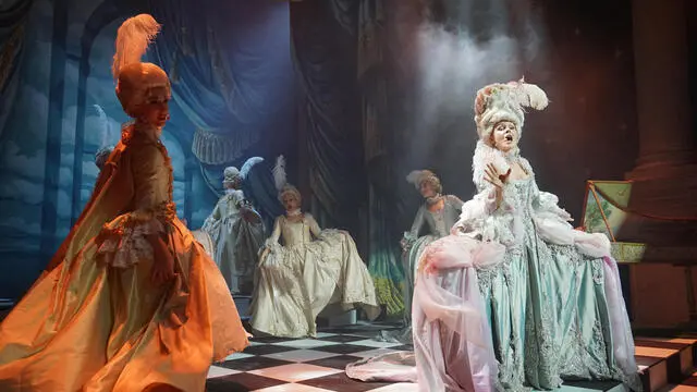 Cantanti e danzatrici in costumi colorati mentre si esibiscono durante il dinner show della trentunesima edizione del Ballo del Doge, la notte tra il 10 e 11 febbraio 2024, alla Scola Granda della Misericordia. Il titolo della edizione odierna delBallo del Doge è “Carnival Obsession”, con quadri di animazione ispirati alle Stanze di Pulcinella dipinte dal Tiepolo, sulla direzione artistica della regista e fashion designer veneziana Antonia Sauter. ANSA/ANDREA MEROLA