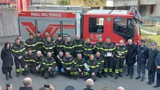 Foto di gruppo durante l'inaugurazione del mezzo - © www.giornaledibrescia.it