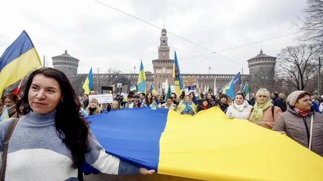 Corteo nel terzo anniversario della guerra in Ucraina a Milano, 23 febbraio 2025. ANSA/MOURAD BALTI TOUATI