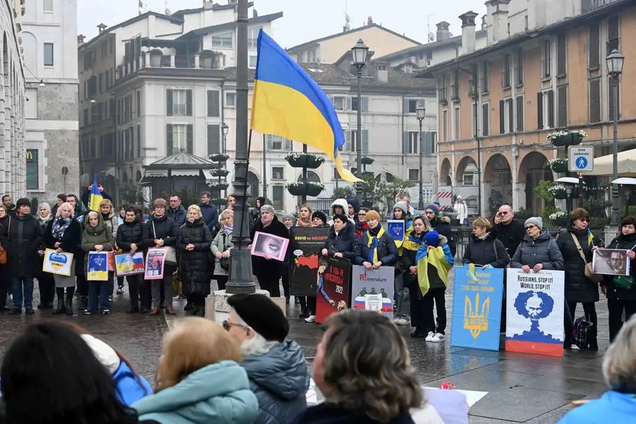 CRONACA BRESCIA PIAZZA MERCATO MANIFESTAZIONE PER L'UCRAINA PER CARINI 23-02-2025 MARCO ORTOGNI NEW EDEN GROUP