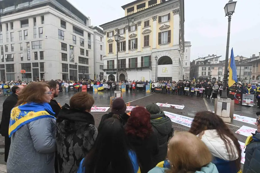 CRONACA BRESCIA PIAZZA MERCATO MANIFESTAZIONE PER L'UCRAINA PER CARINI 23-02-2025 MARCO ORTOGNI NEW EDEN GROUP