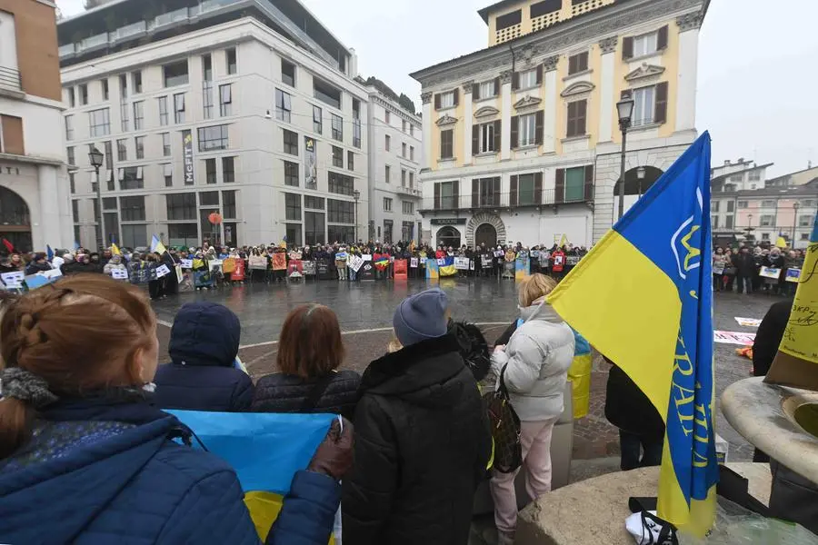 CRONACA BRESCIA PIAZZA MERCATO MANIFESTAZIONE PER L'UCRAINA PER CARINI 23-02-2025 MARCO ORTOGNI NEW EDEN GROUP