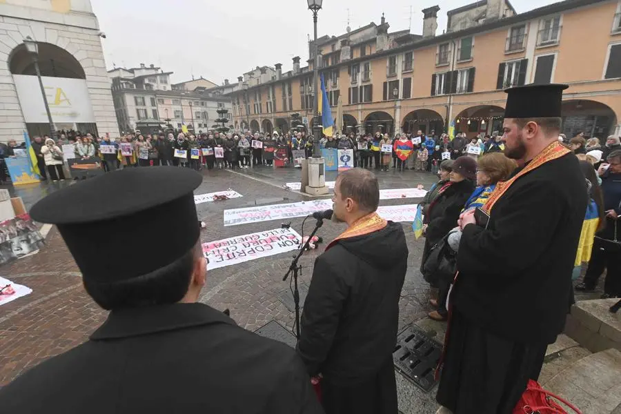 CRONACA BRESCIA PIAZZA MERCATO MANIFESTAZIONE PER L'UCRAINA PER CARINI 23-02-2025 MARCO ORTOGNI NEW EDEN GROUP