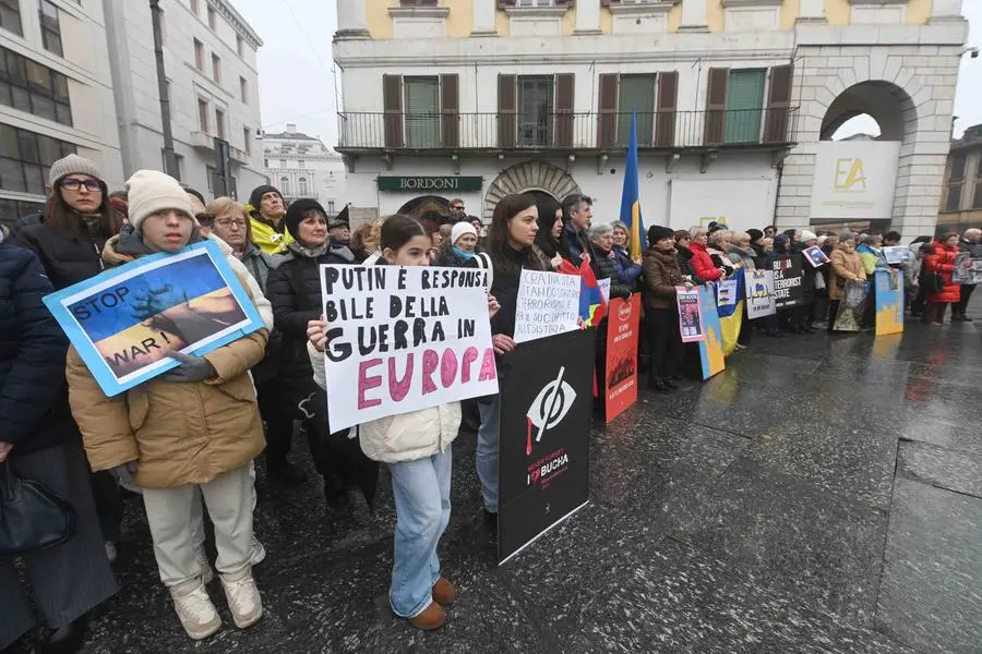 CRONACA BRESCIA PIAZZA MERCATO MANIFESTAZIONE PER L'UCRAINA PER CARINI 23-02-2025 MARCO ORTOGNI NEW EDEN GROUP