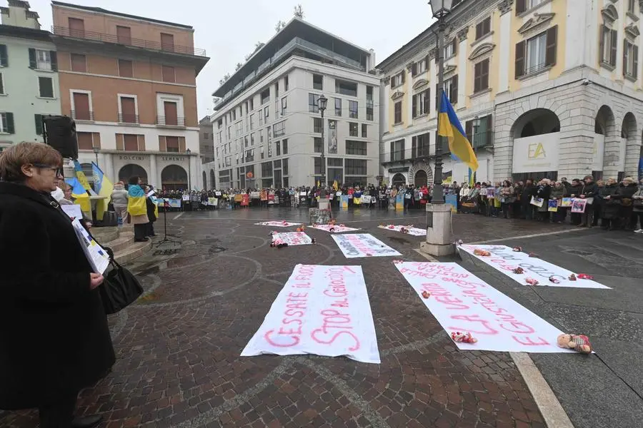 CRONACA BRESCIA PIAZZA MERCATO MANIFESTAZIONE PER L'UCRAINA PER CARINI 23-02-2025 MARCO ORTOGNI NEW EDEN GROUP