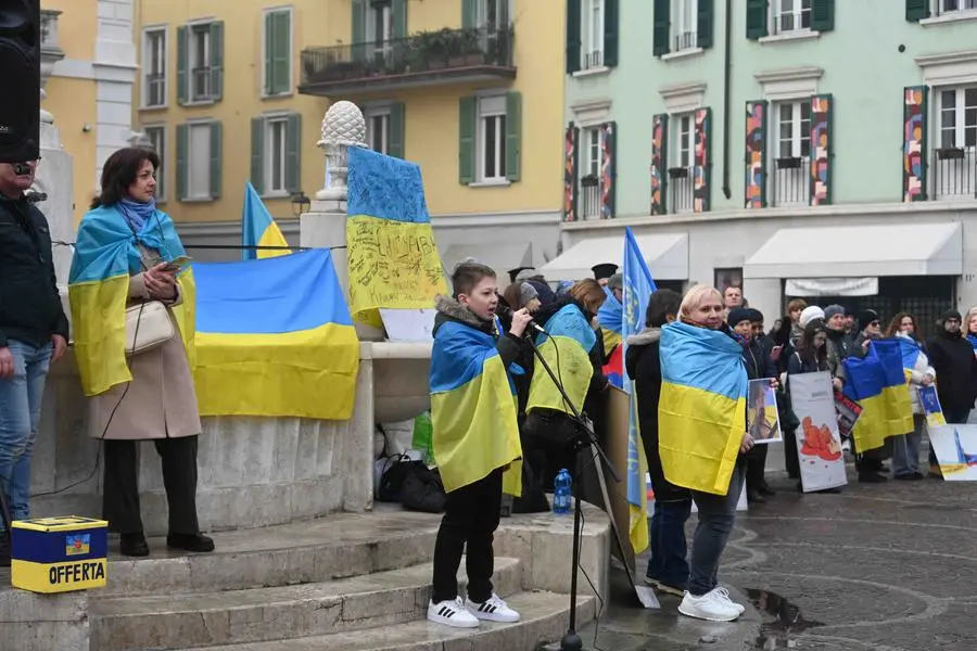 CRONACA BRESCIA PIAZZA MERCATO MANIFESTAZIONE PER L'UCRAINA PER CARINI 23-02-2025 MARCO ORTOGNI NEW EDEN GROUP