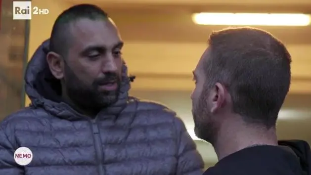 Un fermo immagine del video girato dalla troupe del programma "Nemo Nessuno Escluso" il 7 novembre 2017 . Ieri pomeriggio "due inviati di Nemo Nessuno Escluso, il giornalista Daniele Piervincenzi e il film maker Edoardo Anselmi, sono stati violentemente aggrediti a Ostia da Roberto Spada, membro della famiglia Spada, nota alle cronache per diverse inchieste giudiziarie, e da un suo sodale".Lo rende noto la Rai, spiegando che la troupe del programma di Rai2 doveva realizzare un servizio sul voto nel municipio di Ostia. "Piervincenzi ha il setto nasale rotto e una prognosi di 30 giorni". Il servizio che mostra l'aggressione andrà in onda domani a Nemo, su Rai2 alle 21.20 ANSA/ FERMO IMMAGINE RAI 2
