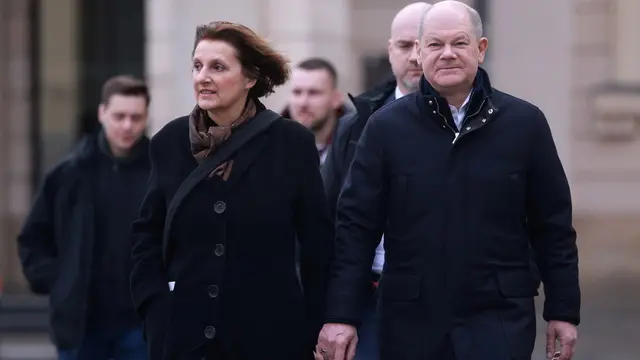 epaselect epa11917805 German Chancellor Olaf Scholz (R) and his wife Britta Ernst (L) arrive to cast their votes for the general election, at a polling station in Potsdam, Germany, 23 February 2025. About 60 million people are eligible to vote in the German elections for a new federal parliament, the 21st Bundestag. EPA/CLEMENS BILAN