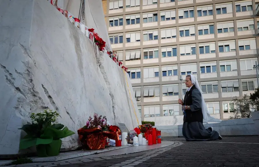 I fedeli pregano per il Papa fuori dal Gemelli di Roma