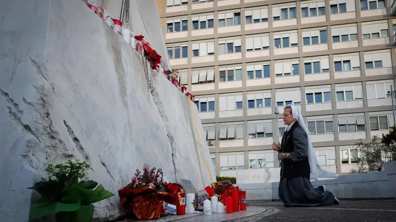 I fedeli pregano per il Papa fuori dal Gemelli di Roma