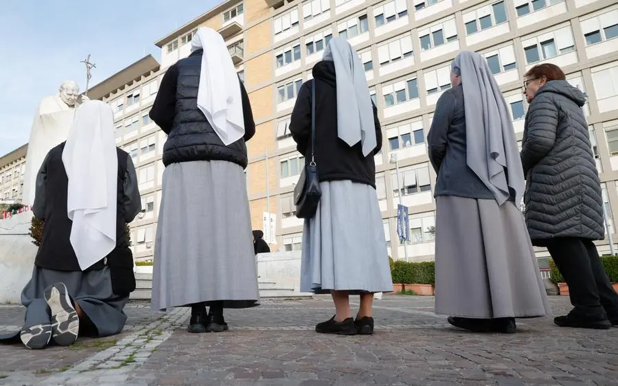 I fedeli pregano per il Papa fuori dal Gemelli di Roma