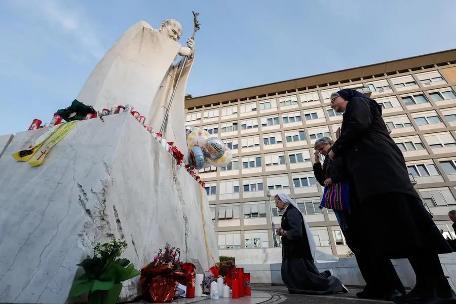 I fedeli pregano per il Papa fuori dal Gemelli di Roma