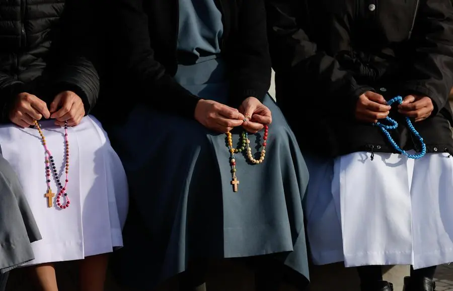 I fedeli pregano per il Papa fuori dal Gemelli di Roma