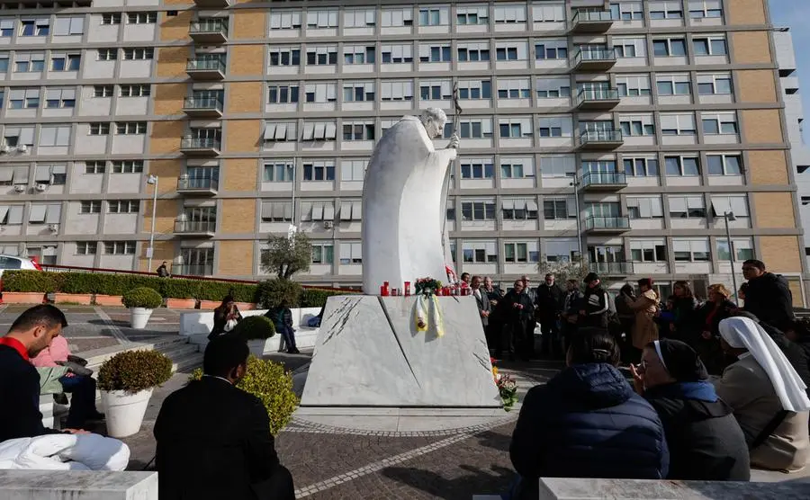 I fedeli pregano per il Papa fuori dal Gemelli di Roma