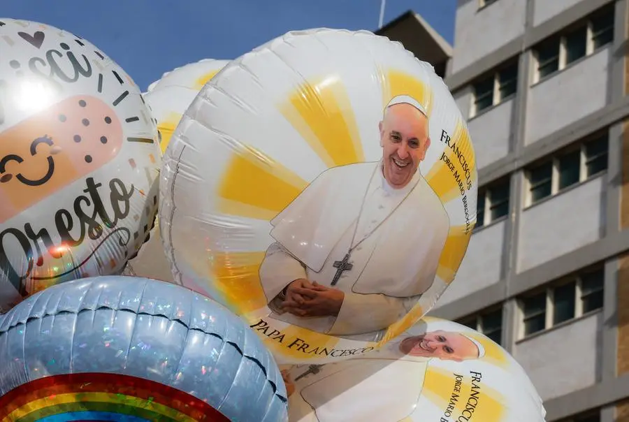 I fedeli pregano per il Papa fuori dal Gemelli di Roma