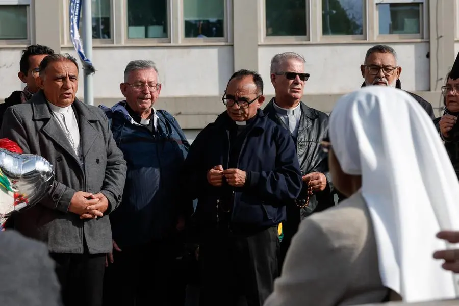 I fedeli pregano per il Papa fuori dal Gemelli di Roma