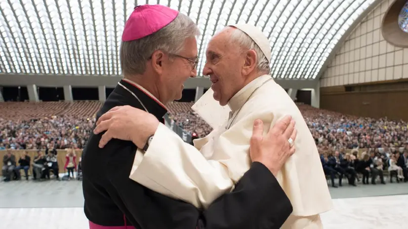 L'abbraccio tra il vescovo Pierantonio Tremolada e papa Francesco nel 2023 - © www.giornaledibrescia.it