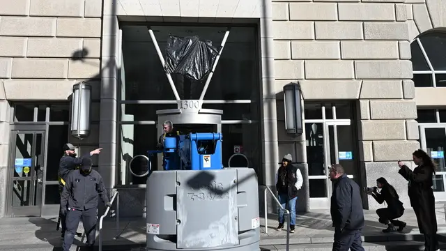 epa11881436 A crane operating crew departs after removing the letters of USAID from the building at the US Agency for International Development (USAID) headquarters in Washington, DC, USA, 07 February 2025. Following the Trump administration reorganization plans, spearheaded by billionaire Elon Musk, around 300 members were expected to remain out of the USAID's worldwide total of more than 10,000. EPA/ALEX WROBLEWSKI