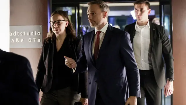 epa11919569 Chairman of the Free Democratic Party (FDP) and former German Finance Minister Christian Lindner leaves the TV studio after an election night TV talk show at the capital city studio of the TV channel ARD during the general elections in Berlin, Germany, 23 February 2025. EPA/RONALD WITTEK