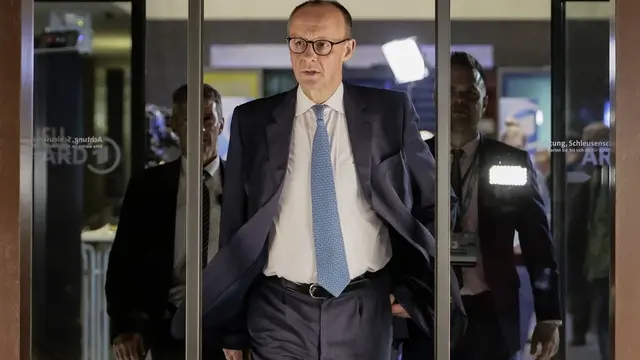 epaselect epa11919622 Chairman of Germany's Christian Democratic Union (CDU) Friedrich Merz leaves the TV studio after an election night TV talk show at the capital city studio of the TV channel ARD during the general elections in Berlin, Germany, 23 February 2025. EPA/RONALD WITTEK