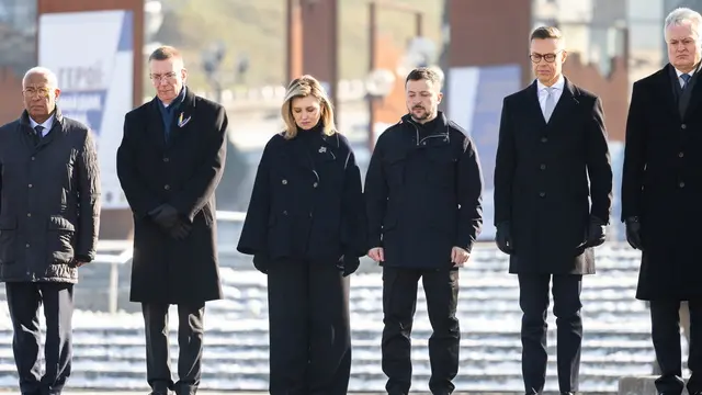 epa11920740 A handout photo made available by the Ukrainian Presidential Office shows Ukraine's President Volodymyr Zelensky (C-R) and First Lady Olena Zelenska (C-L) standing together with European leaders during a ceremony at the memorial to the fallen Ukrainian soldiers on Independence Square in Kyiv, Ukraine, 24 February 2025. Ukraine marks the third anniversary since Russia began its full-scale invasion of the country in 2022. EPA/Ukrainian Presidential Office HANDOUT HANDOUT EDITORIAL USE ONLY/NO SALESHANDOUT EDITORIAL USE ONLY/NO SALES