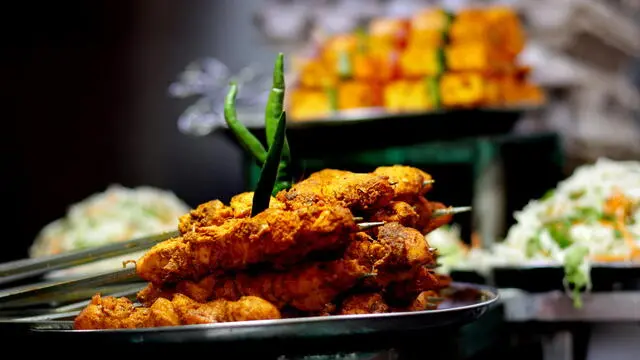 epa11487751 An Indian fast food vendor prepares chicken Kebab for a customer on a street in Kolkata, Eastern India, 19 July 2024. During the monsoon season, the streets of Kolkata become a haven for food enthusiasts who can enjoy the city's rich culinary heritage and diverse street food culture. Street vendors offer a variety of dishes patrons can savor on rainy days, including Jhal Muri, Puchka (Golgappa) Khichuri, and Beguni and Momo (dumplings). EPA/PIYAL ADHIKARY