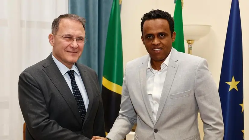 Il viceministro della Cooperazione internazionale Edmondo Cirielli con il ministro dell'Agricoltura della Tanzania Hussein M Basche - Foto X Farnesina