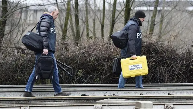 Polizia scientifica a lavoro per effettuare gli accertamenti irripetibili sulla linea ferroviaria dove è avvenuto il deragliamento del treno di Trenord che ha causato la morte di tre donne e diversi feriti. Pioltello, 02 Febbraio 2018. ANSA/FLAVIO LO SCALZO