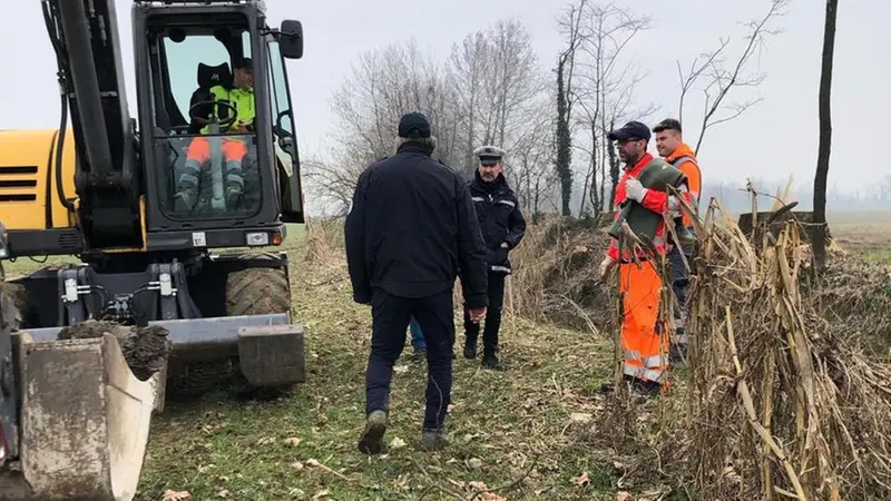 Le operazioni per il recupero delle carcasse - © www.giornaledibrescia.it
